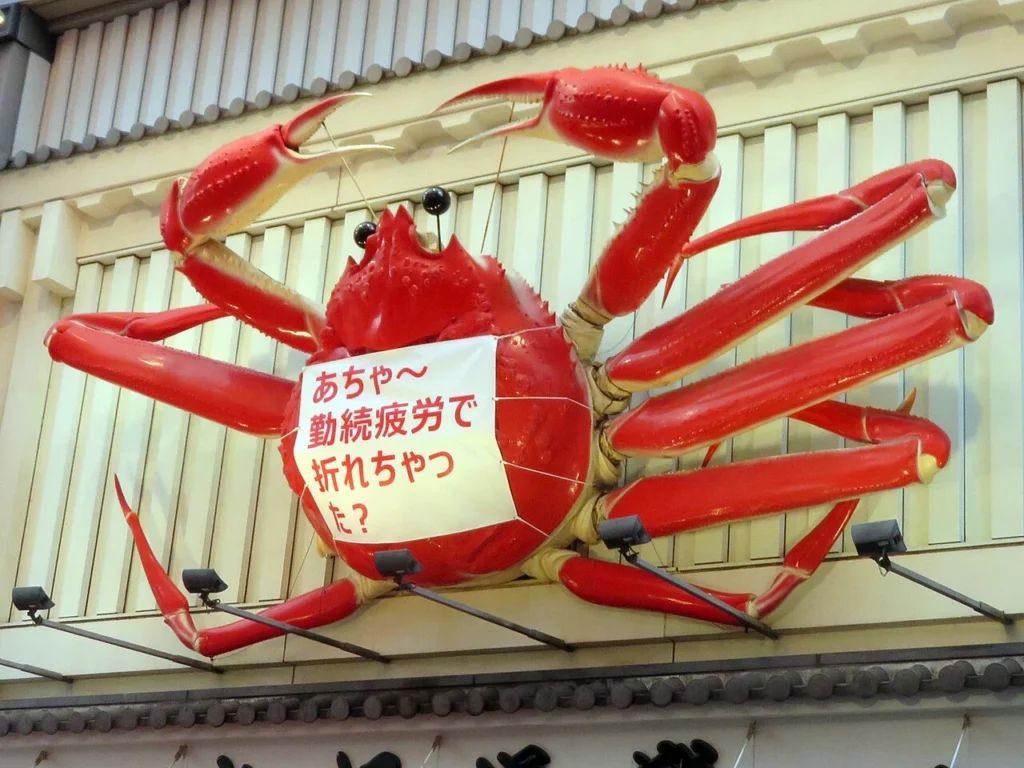 大阪・道頓堀のかに道楽本店に掲げられた大きなカニの看板