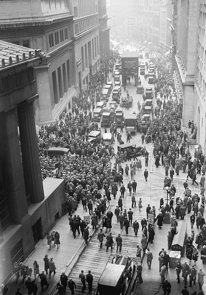 1929年の株価大暴落時にニューヨーク証券取引所前へ集まった群衆
