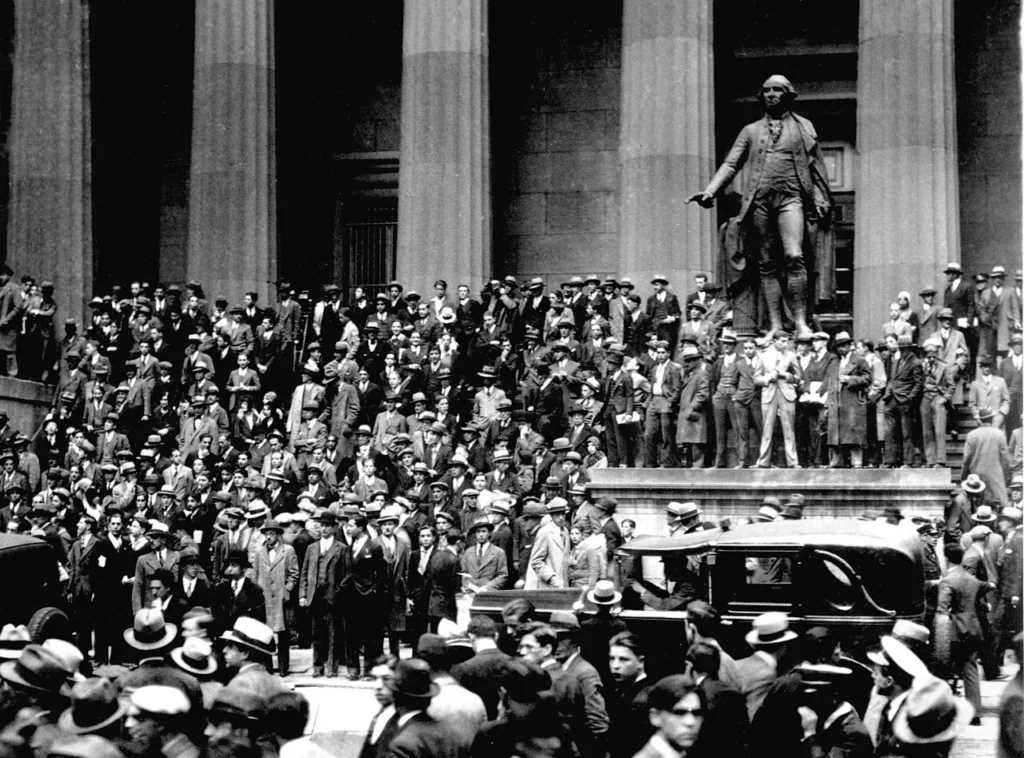 1929年10月24日にニューヨーク証券取引所の向かいに集まった群衆
