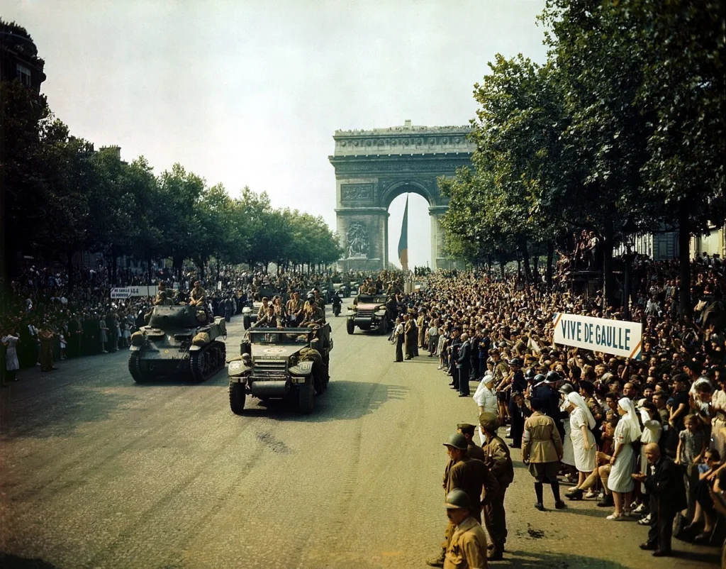 パリ解放後にシャンゼリゼ通りを進む自由フランス軍と市民