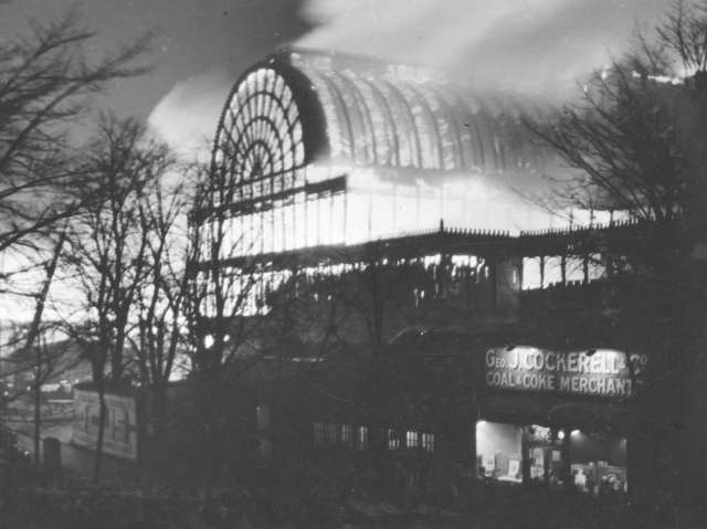 1936年11月30日の火災で炎に包まれたロンドンの水晶宮