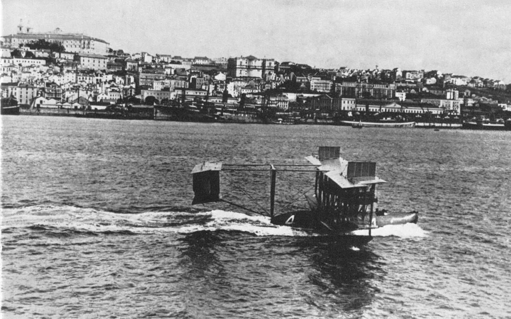1919年にリスボン港へ到着したアメリカ海軍の飛行艇NC-4