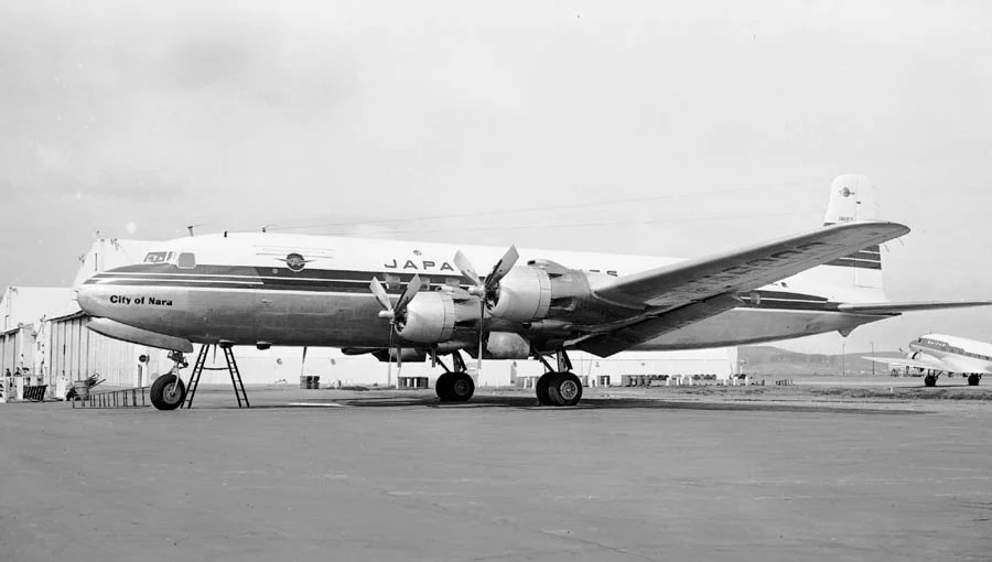 サンフランシスコ空港に駐機する日本航空のDC-6A