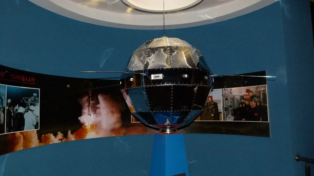 中国初の人工衛星・東方紅1号の展示模型