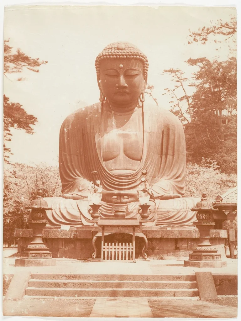 屋外に露座する鎌倉大仏の古写真