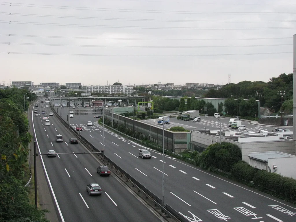 横浜市の保土ヶ谷料金所付近を通る第三京浜道路