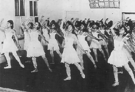 1919年の宝塚音楽学校におけるダンスのレッスン
