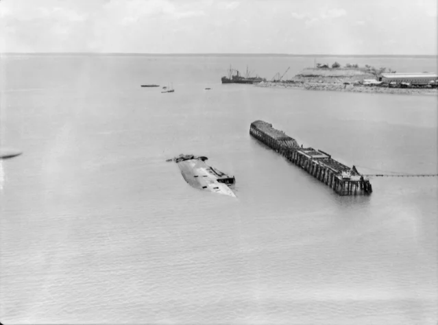 1942年の空襲で被害を受けたダーウィン港の航空写真