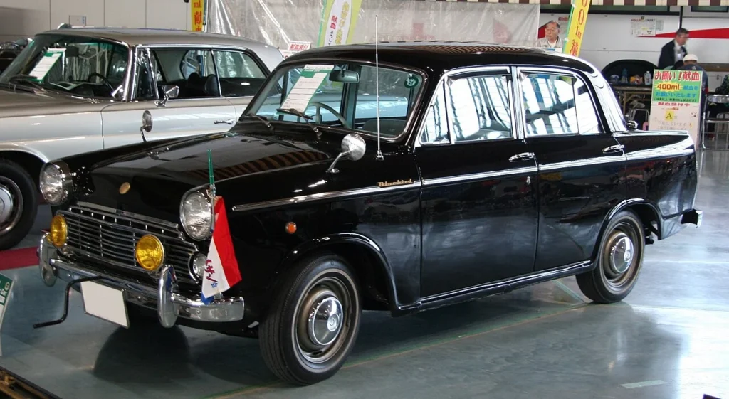 初代にあたる310型系ダットサン・ブルーバードの写真