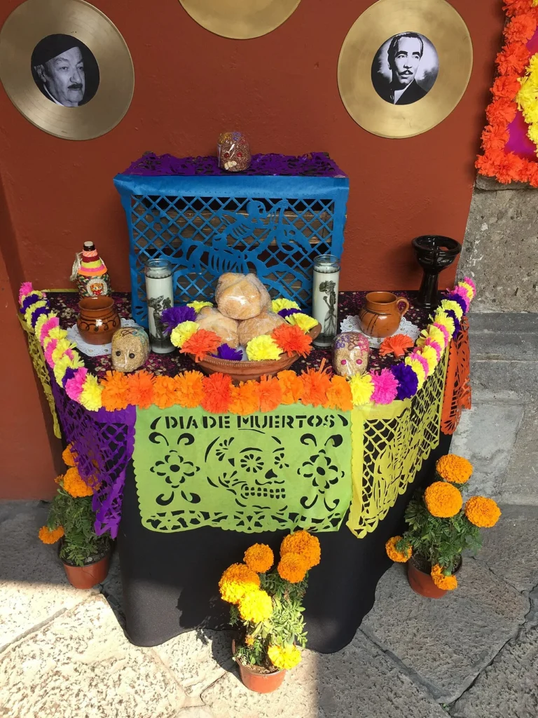 メキシコの死者の日に設けられた祭壇の写真