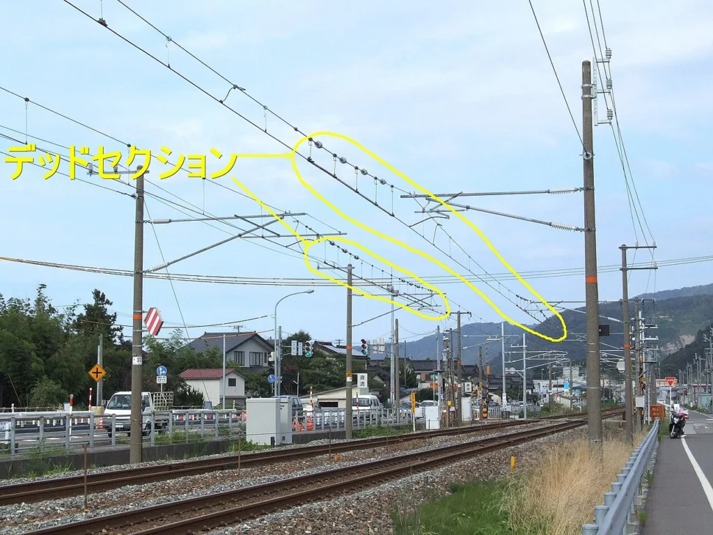 糸魚川駅と梶屋敷駅の間にある交流・直流の切替区間