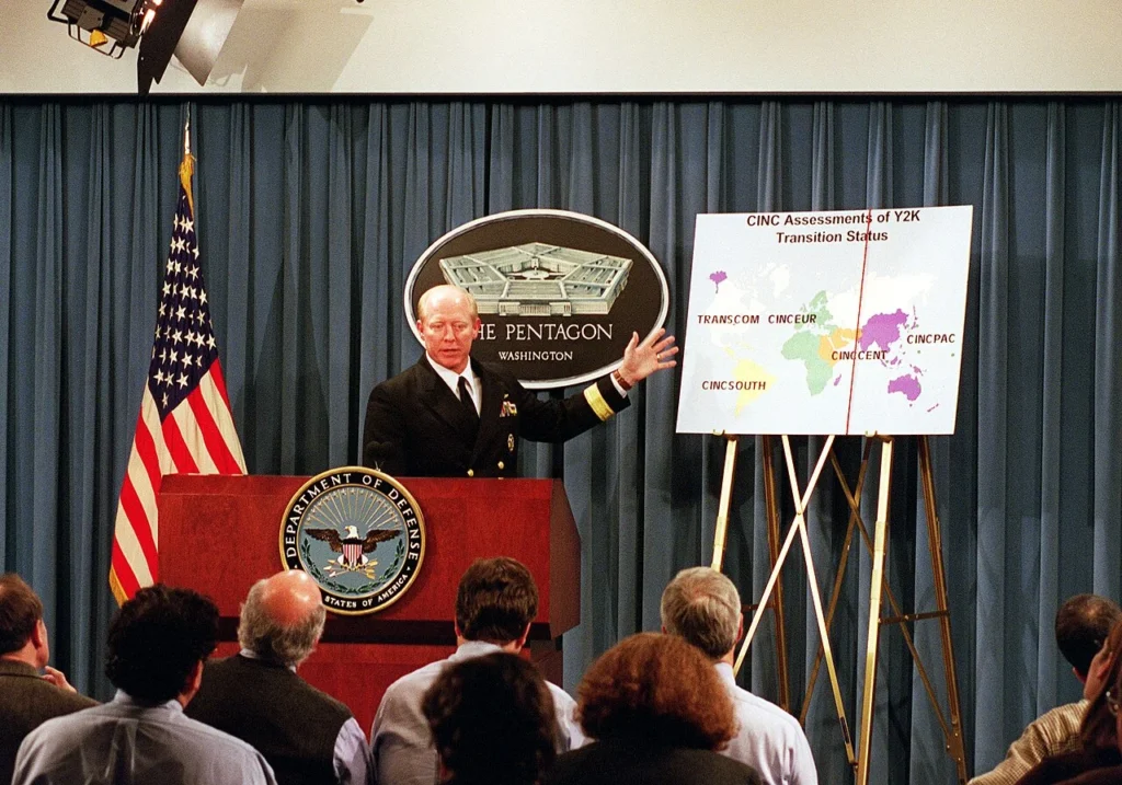 米国防総省で2000年問題について記者説明を行うロバート・ウィラード少将の写真