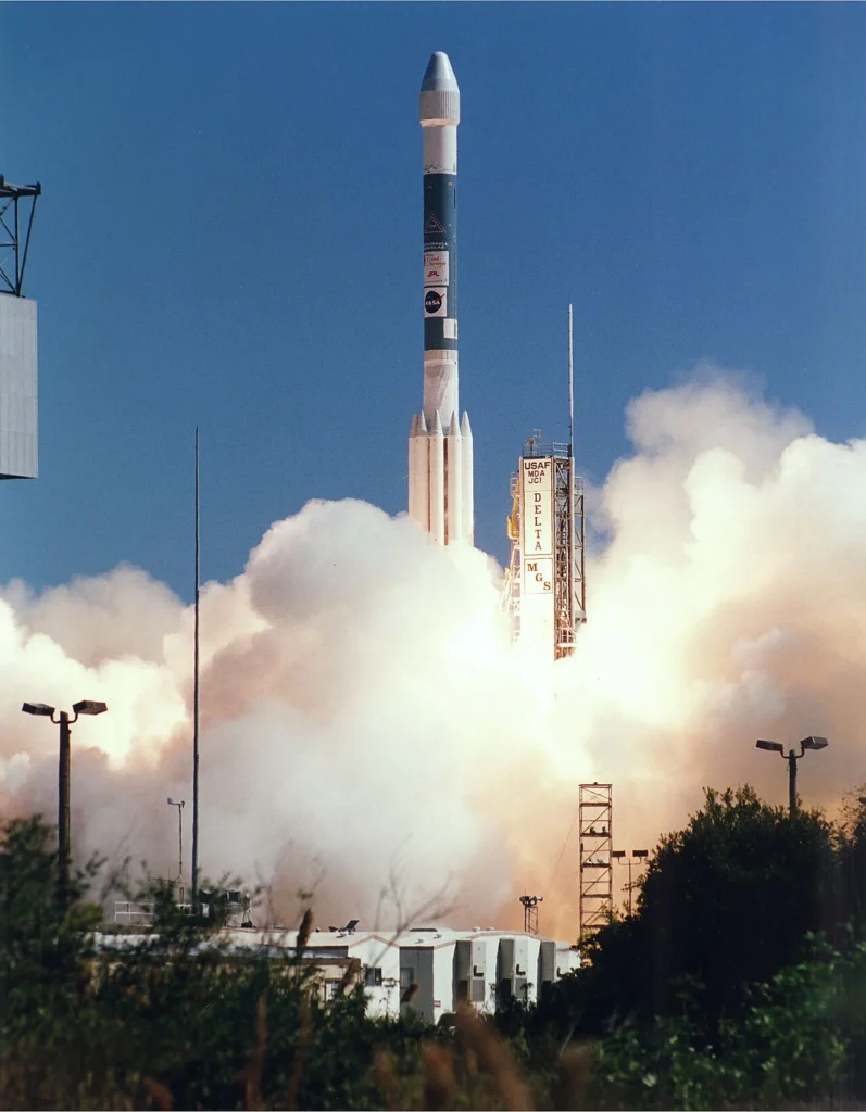 火星探査機マーズ・グローバル・サーベイヤーを搭載したロケットの打ち上げ