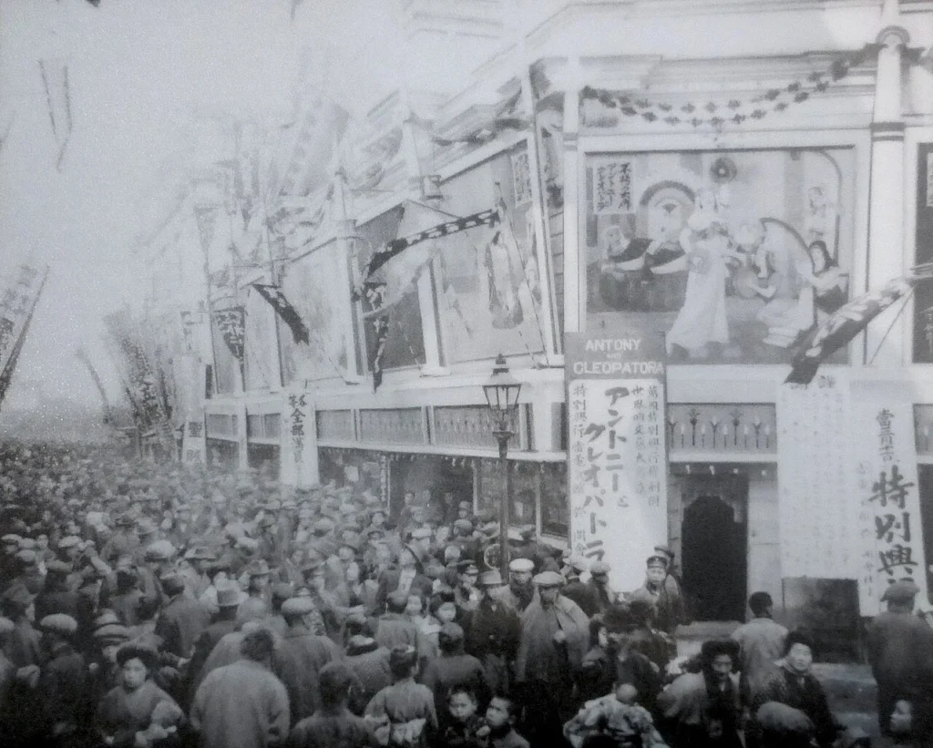 1914年ごろの浅草六区にあった映画館・電気館