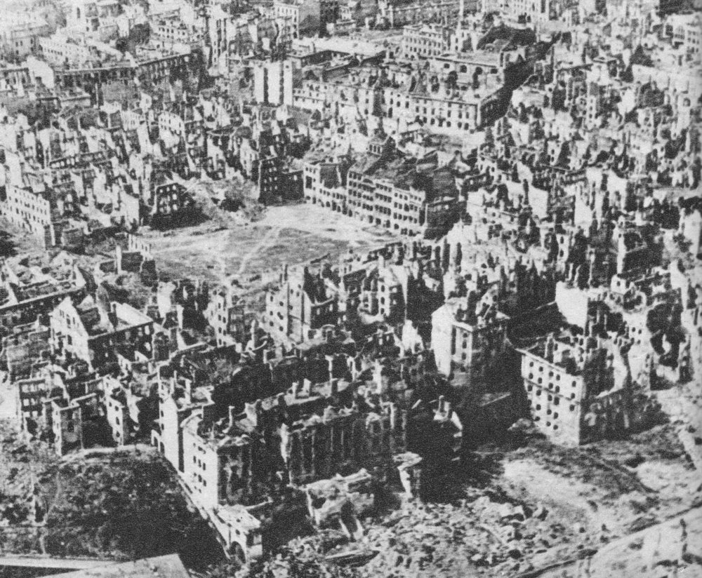1945年1月、瓦礫の広がる破壊されたワルシャワ市街