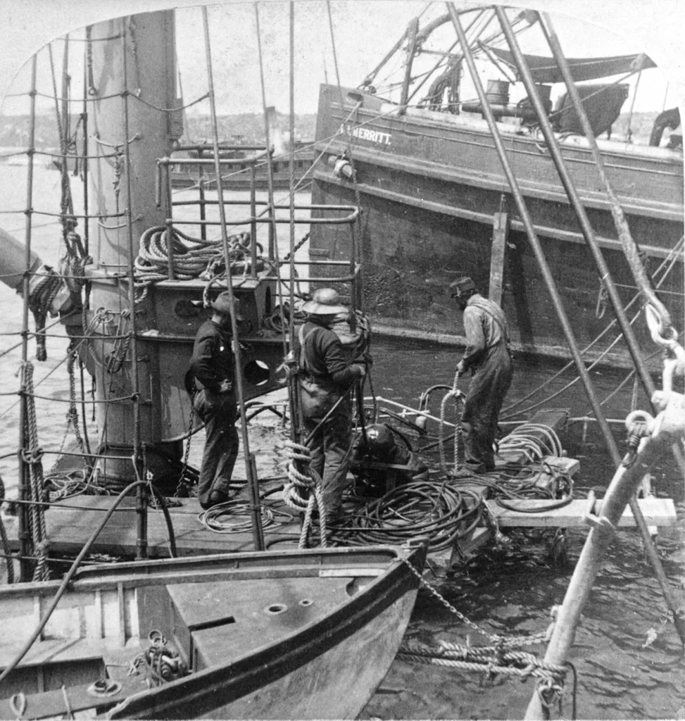 ハバナ港で沈没した戦艦メイン号の残骸を調査する潜水作業員