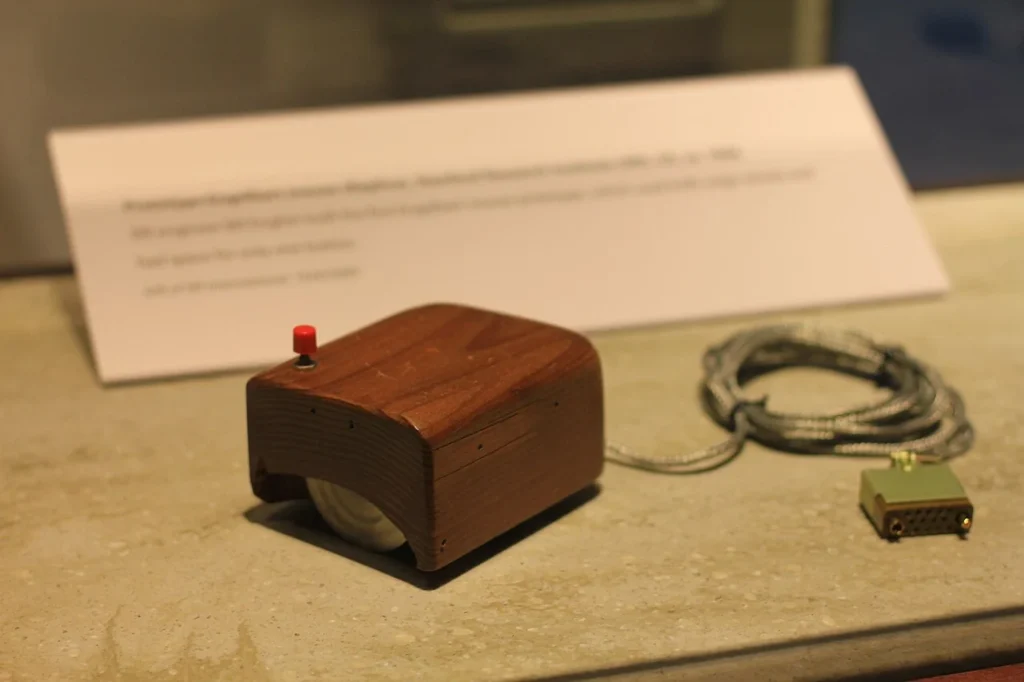 ダグラス・エンゲルバートが開発した木製マウスの試作機