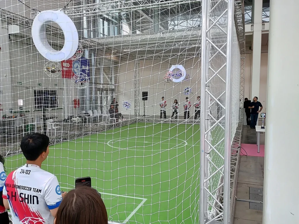 競技場で飛行する球状のドローンサッカーボール