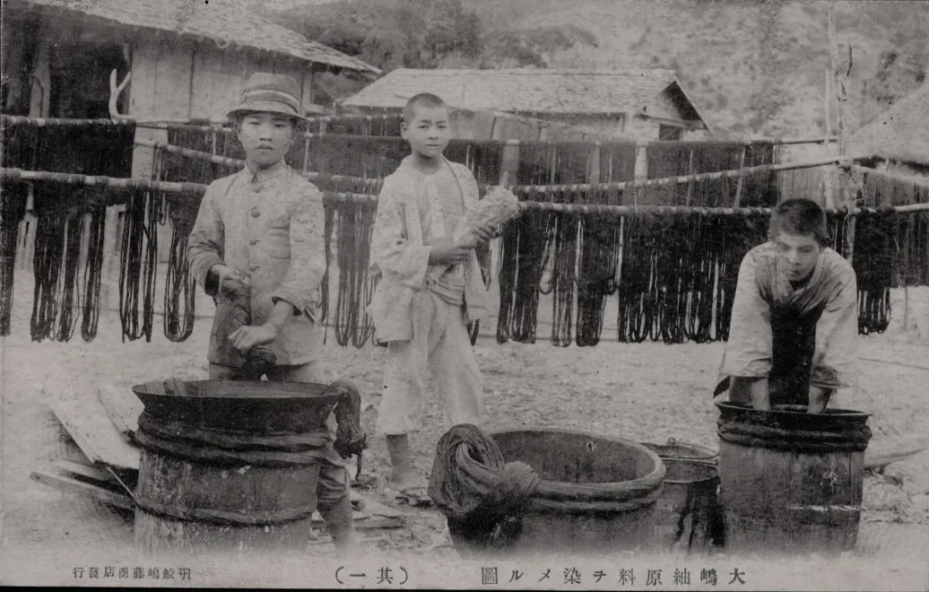 大島紬の原料を染める人々を写した戦前の絵葉書