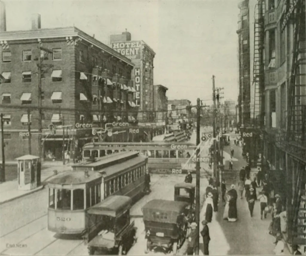 1914年に電気式信号機が設置されたクリーブランドの交差点