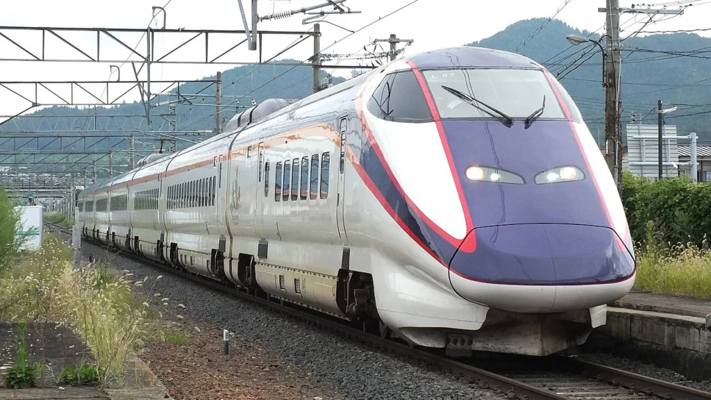 赤湯駅に接近する山形新幹線つばさ128号の写真