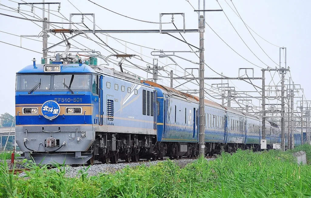 EF510形電気機関車に牽引される寝台特急北斗星