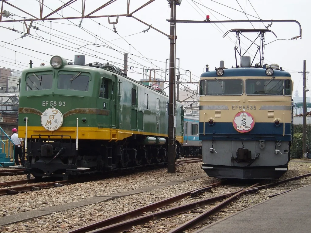 つばめのヘッドマークを付けて展示されたEF58形電気機関車の写真