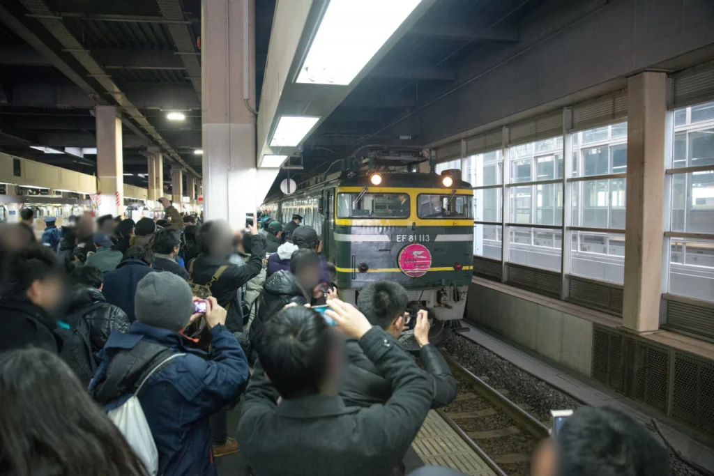 金沢駅で上り最終定期列車を牽引するEF81形電気機関車