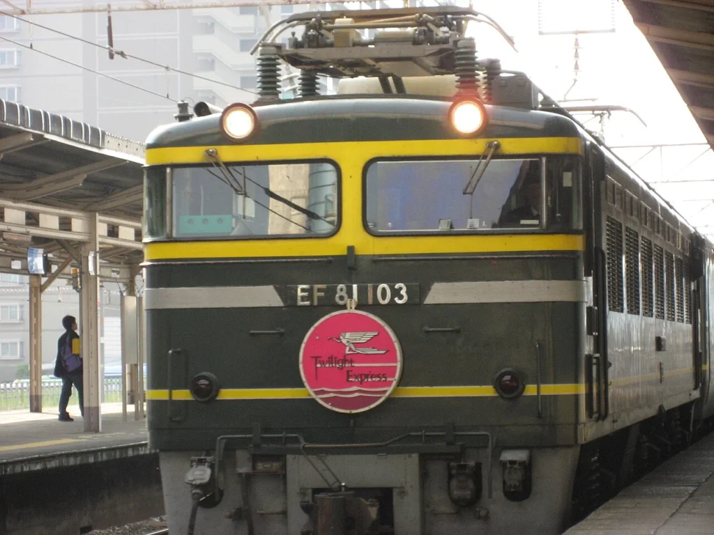 EF81形電気機関車が牽引するトワイライトエクスプレス