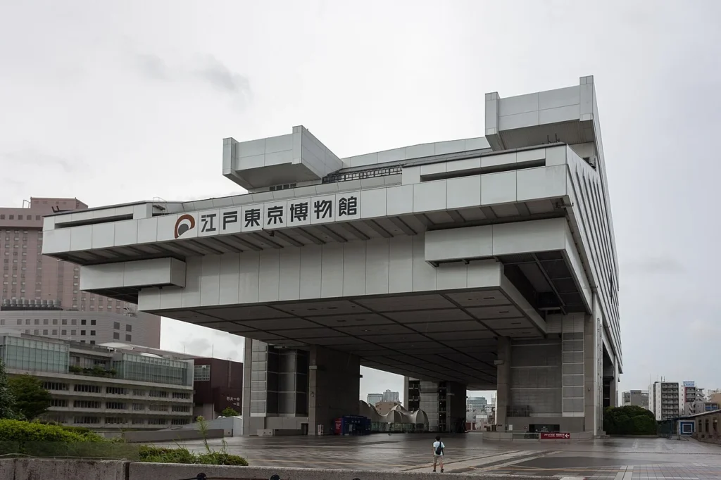 高床式の独特な外観を持つ江戸東京博物館