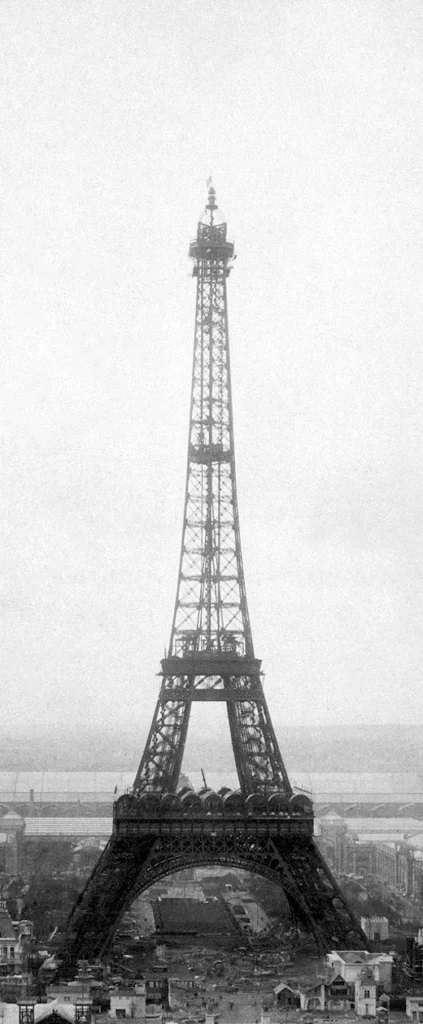 完成直後のエッフェル塔を撮影した1889年の写真