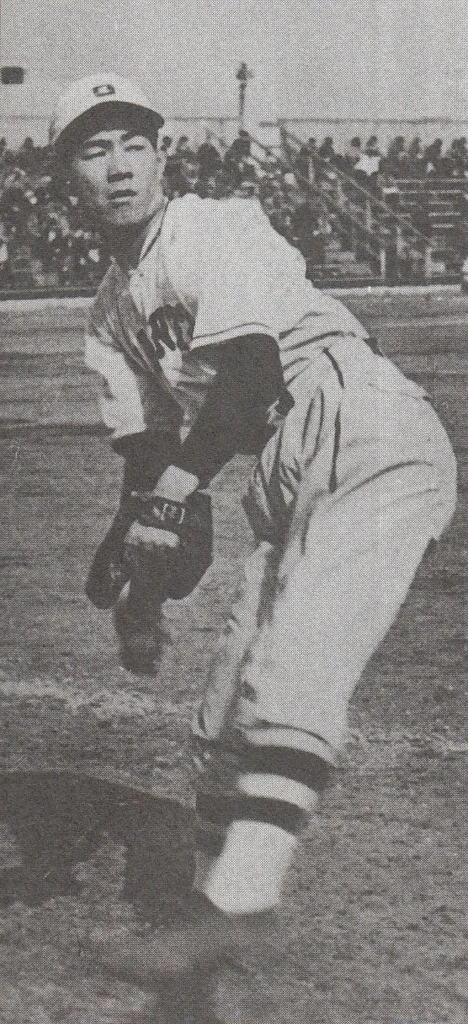投球するプロ野球選手の沢村栄治