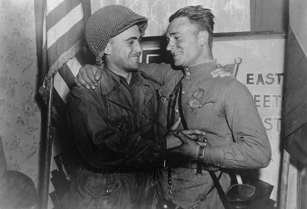 エルベ川付近で合流したアメリカ軍とソ連軍の兵士