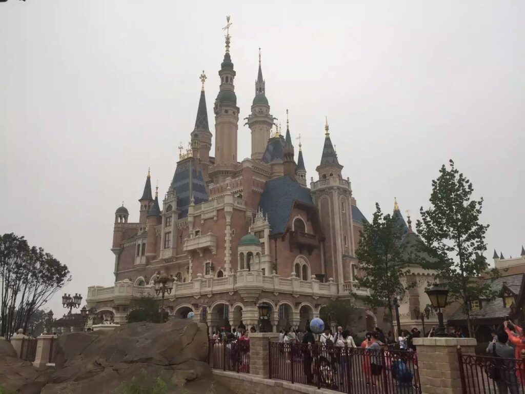 上海ディズニーランド開業日のエンチャンテッド・ストーリーブック・キャッスル