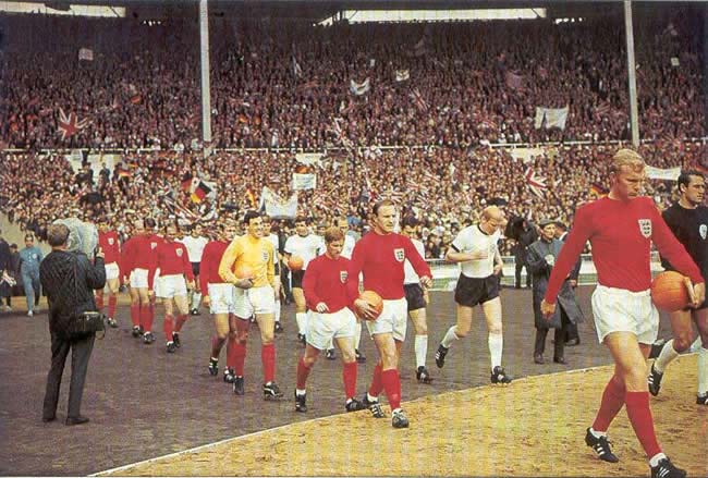 1966年サッカーワールドカップ決勝でピッチに入場するイングランドと西ドイツの選手