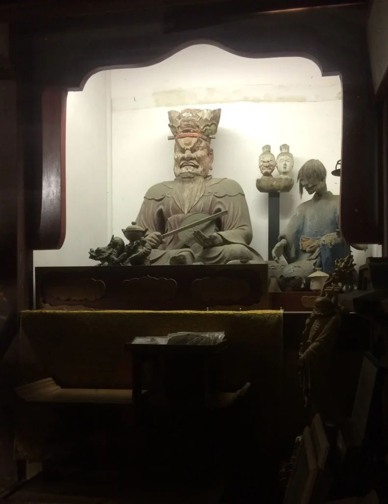 大分県中津市の圓龍寺にある閻魔大王と奪衣婆の像