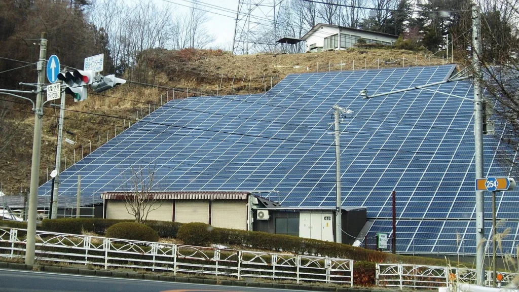 長野県岡谷市の塩嶺ソーラーパームに並ぶ太陽光パネル