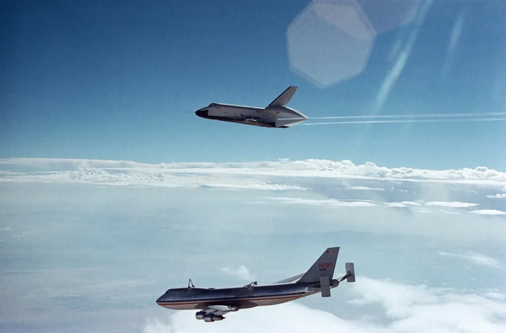 輸送機から分離して滑空するスペースシャトル・エンタープライズ