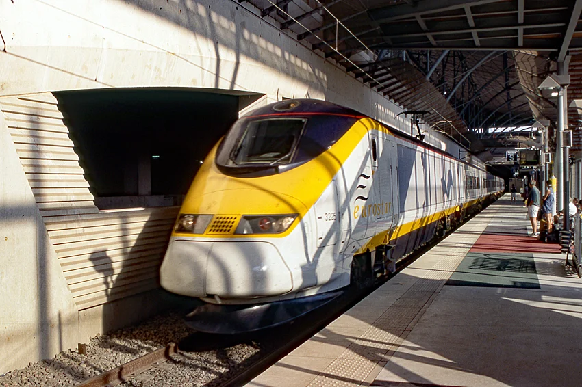 リール・ヨーロッパ駅に停車するユーロスターの列車の写真