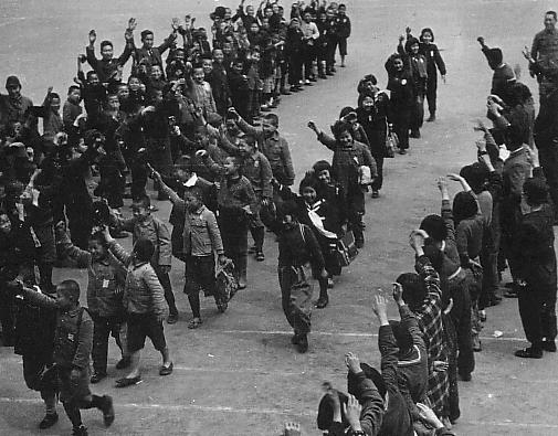 第二次世界大戦中に集団疎開する日本の学童