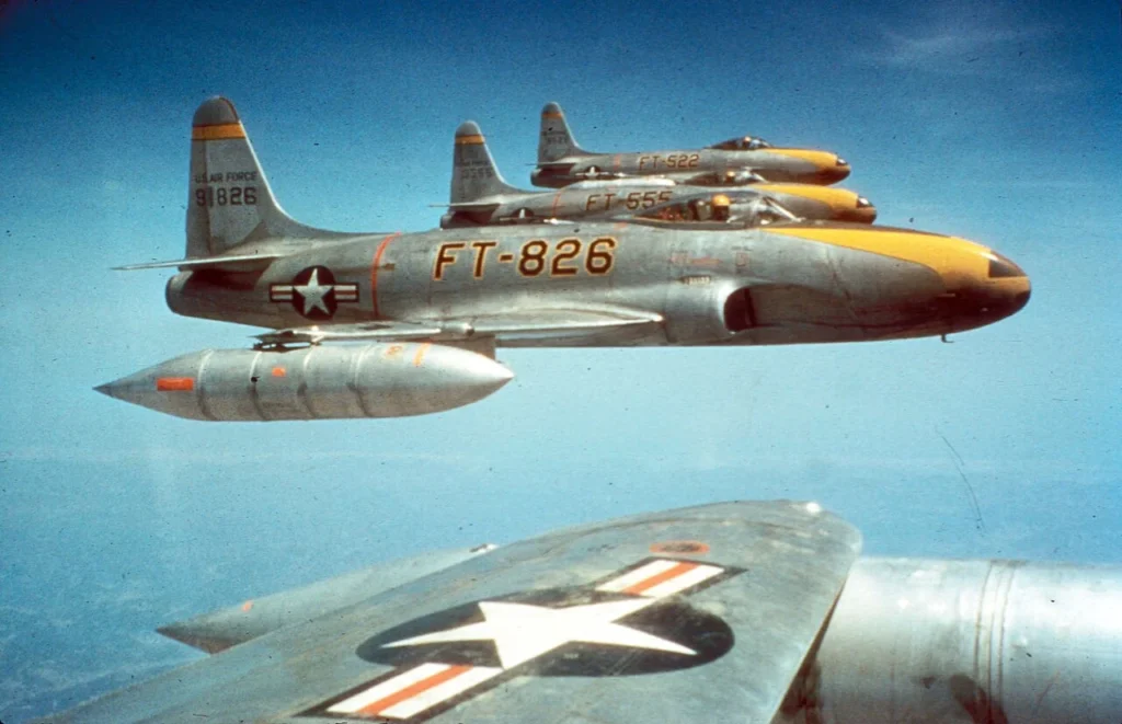 朝鮮半島上空を飛行するアメリカ空軍のF-80C戦闘機