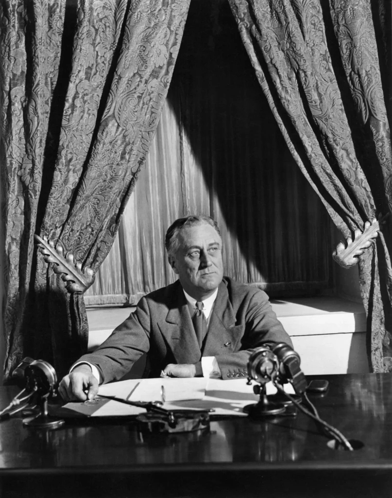最初の炉辺談話をラジオ放送するフランクリン・ルーズベルト大統領
