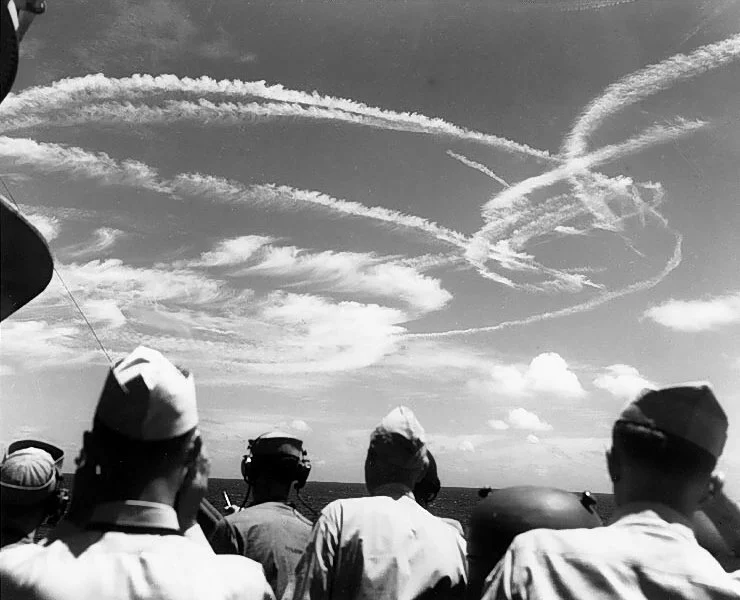 マリアナ沖海戦中の空に残る戦闘機の飛行機雲