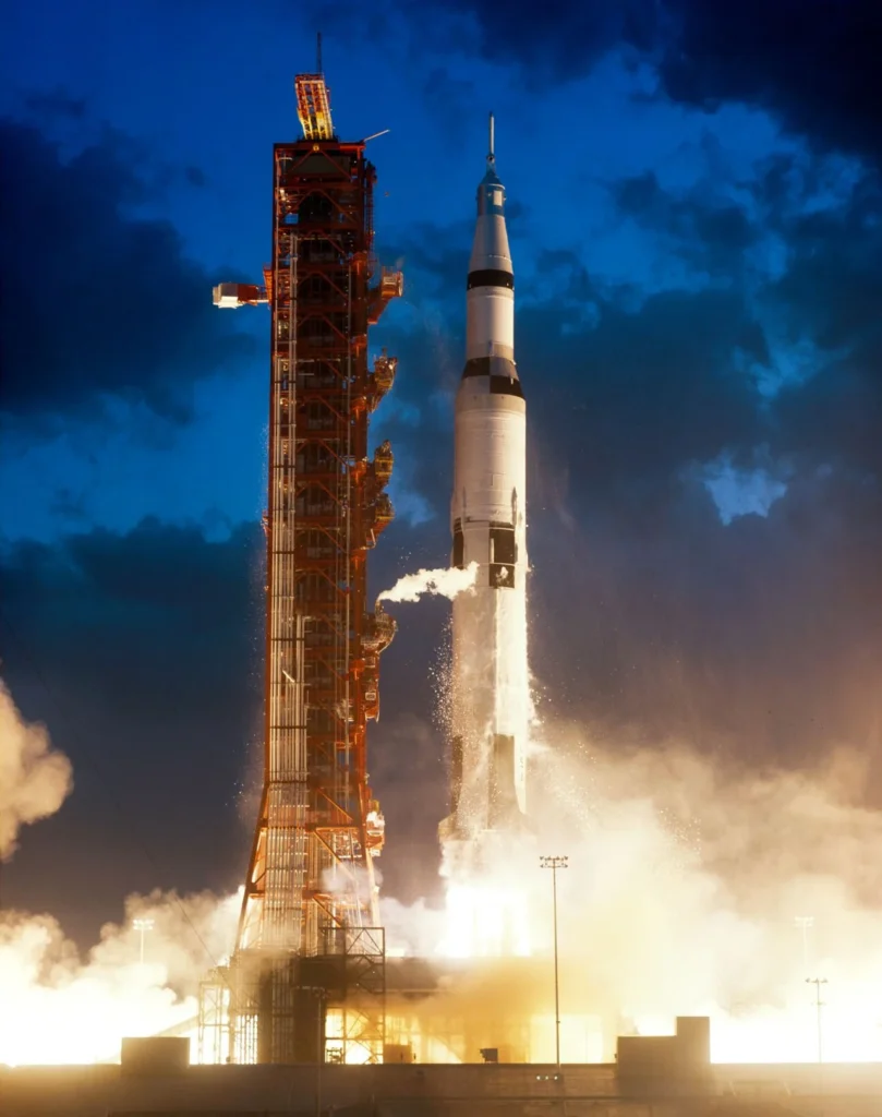 アポロ4号を載せたサターンVロケットの初打ち上げの写真