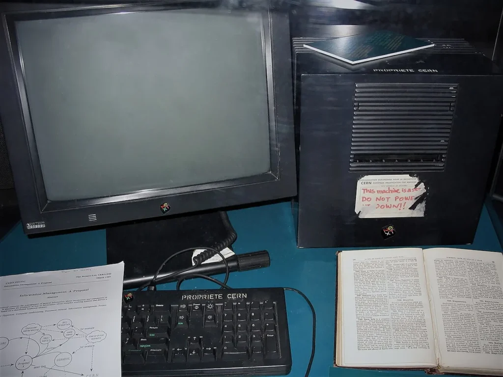 CERNで展示されている世界初のウェブサーバーとWWW提案書の複製