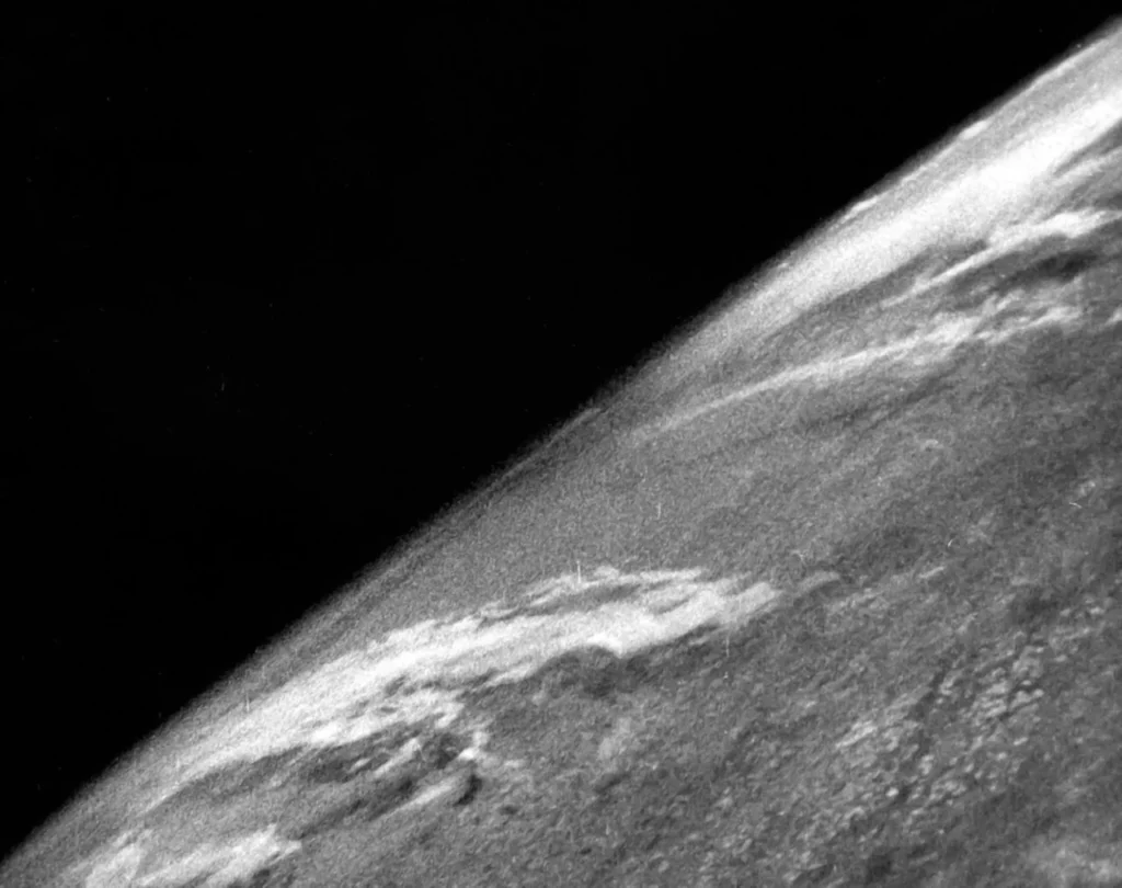1946年にV2ロケットから撮影された地球の白黒写真