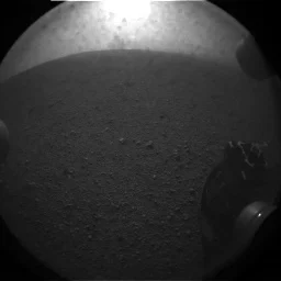 火星着陸後にキュリオシティが撮影した、自身の車輪が見える画像
