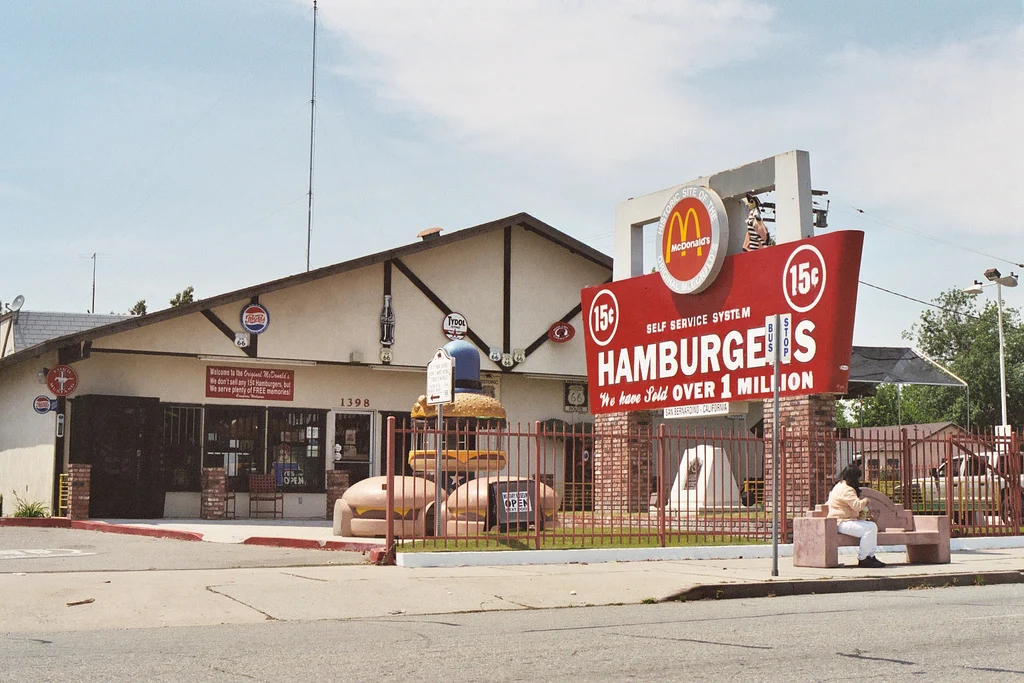 カリフォルニア州サンバーナーディーノにある最初のマクドナルド跡地の博物館