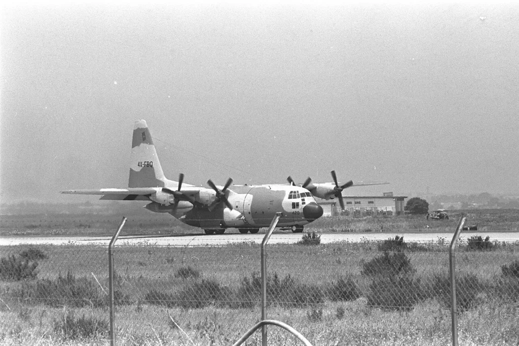 エンテベで救出された乗客を乗せて帰還したC-130輸送機