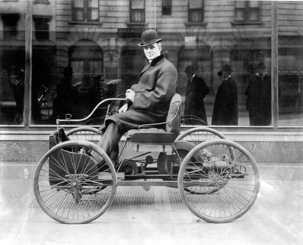 最初の自動車クアドリサイクルに乗るヘンリー・フォード
